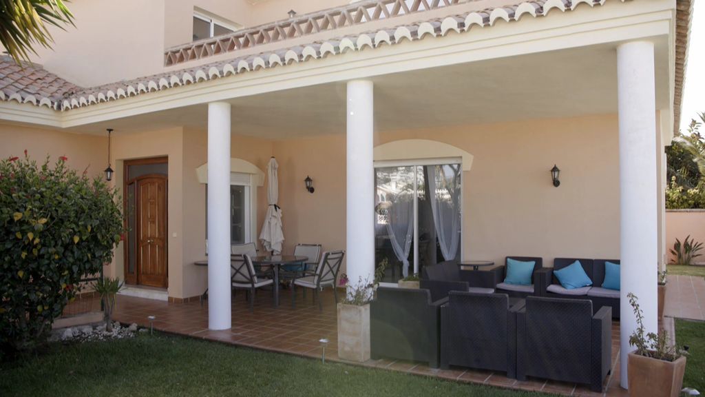 Foto a foto: El lujoso chalet donde Melody celebró su cena