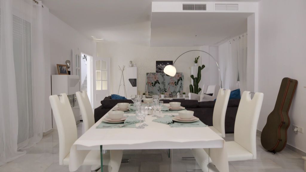 Foto a foto: El lujoso chalet donde Melody celebró su cena