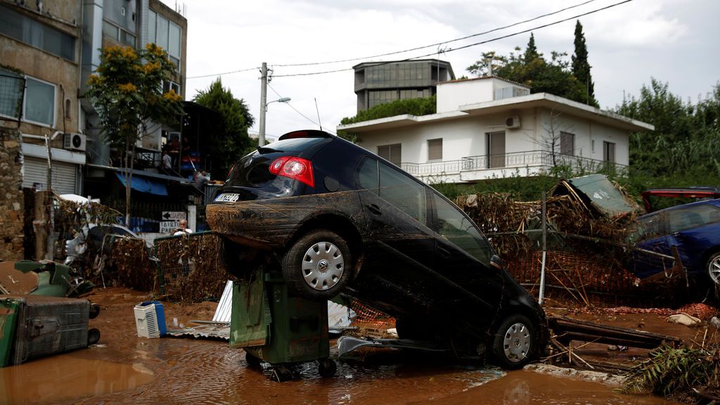 Primero el fuego, ahora la lluvia: los griegos, desesperados ante tanta tragedia