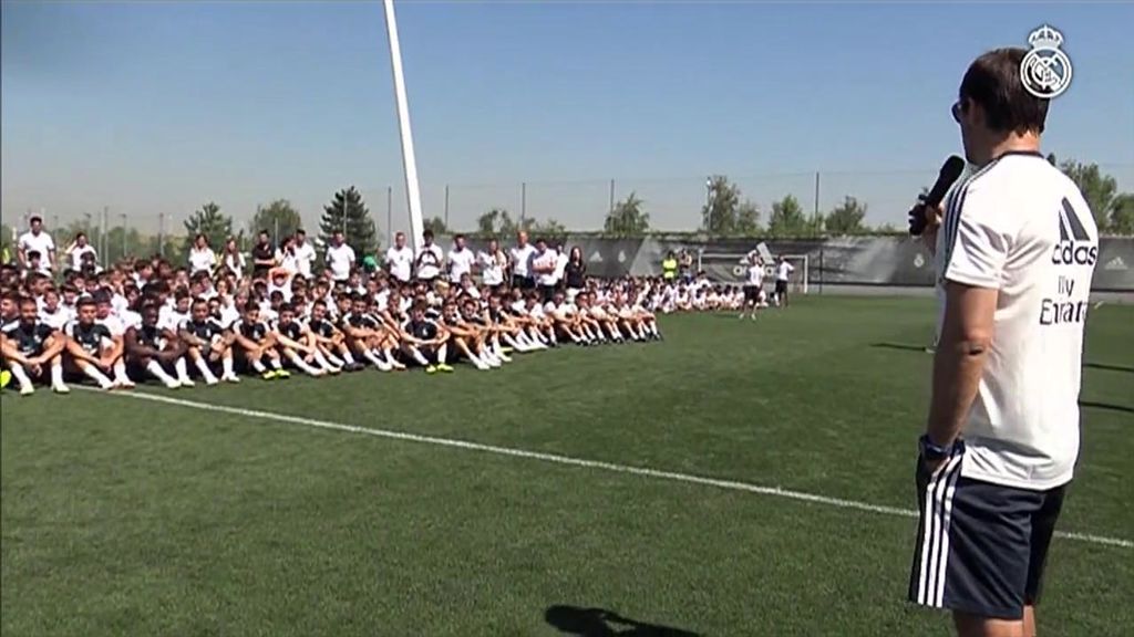 La motivadora charla de Julen Lopetegui en la visita sorpresa de los jugadores del Real Madrid a los niños del Campus La motivadora charla de Julen Lopetegui en la visita sorpresa de los jugadores del Real Madrid a los niños del Campus