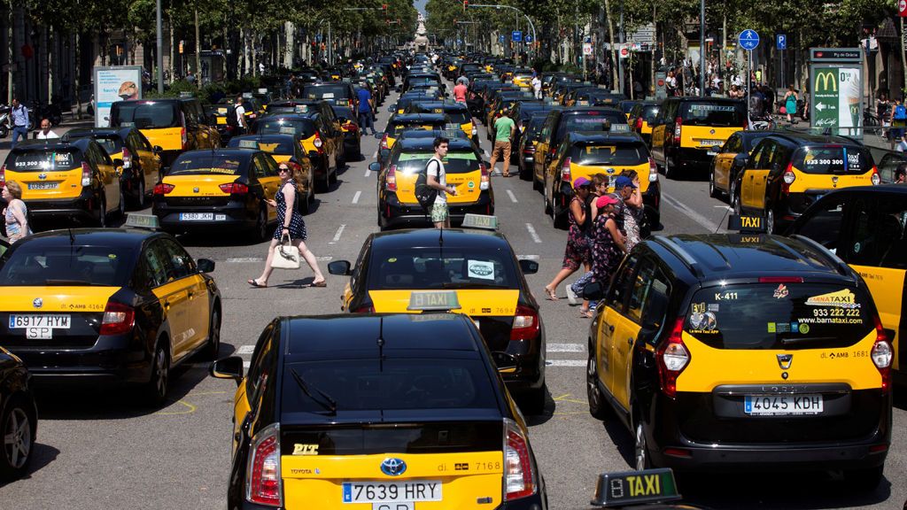 Los taxistas colapsan Barcelona en su “guerra” a los VTC: “Antes de que nos hundan vamos a hundirles a ellos”