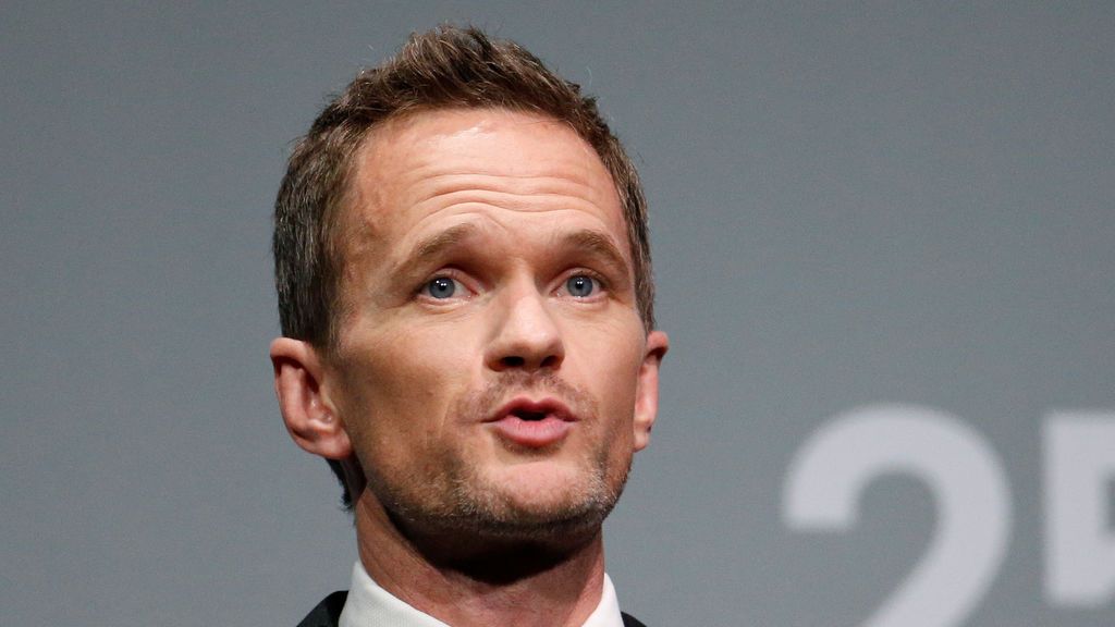 El gran fail del actor Neil Patrick Harris: lleva la camiseta del Manchester City... ¡Y anima al Manchester United!