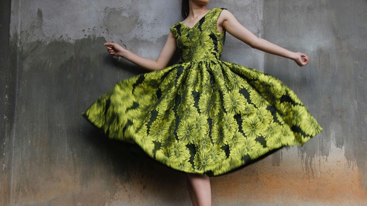Una prenda desafía tu agudeza visual: compró un vestido hace años y ahora descubre su estampado secreto