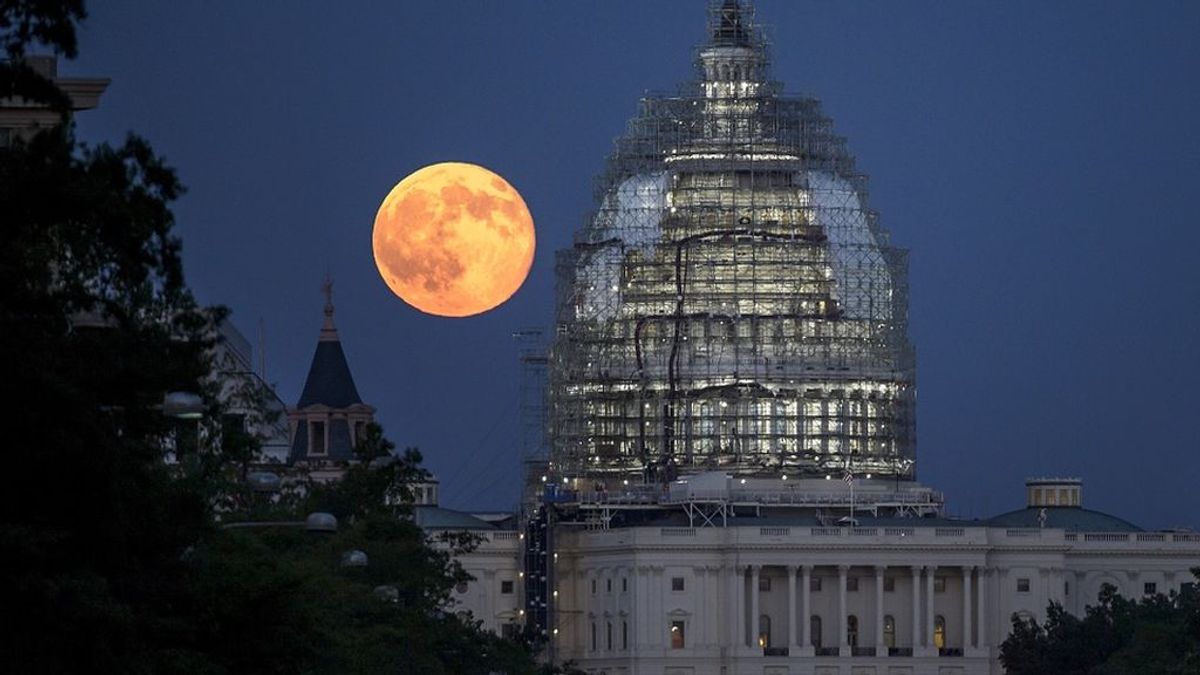 Solo quedan horas para el eclipse lunar más esperado del siglo: cinco claves para no perdértelo