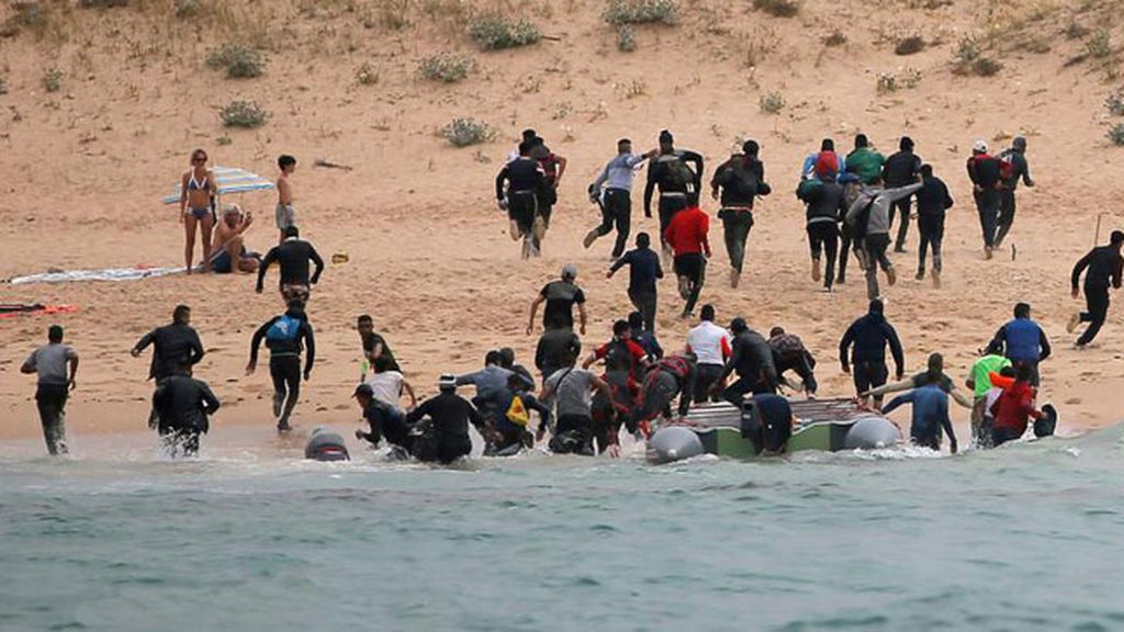 Inmigrantes desembarcan ante el asombro de los bañistas de una playa de Zahara