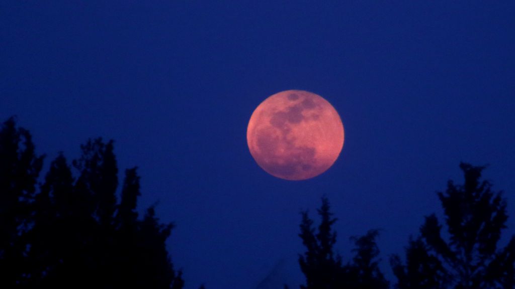 La luna se tiñe de rojo en el eclipse lunar más largo del siglo