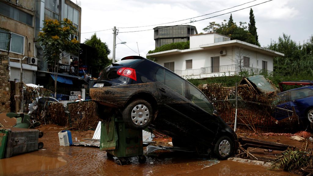 Primero el fuego, ahora la lluvia: los griegos, desesperados ante tanta tragedia