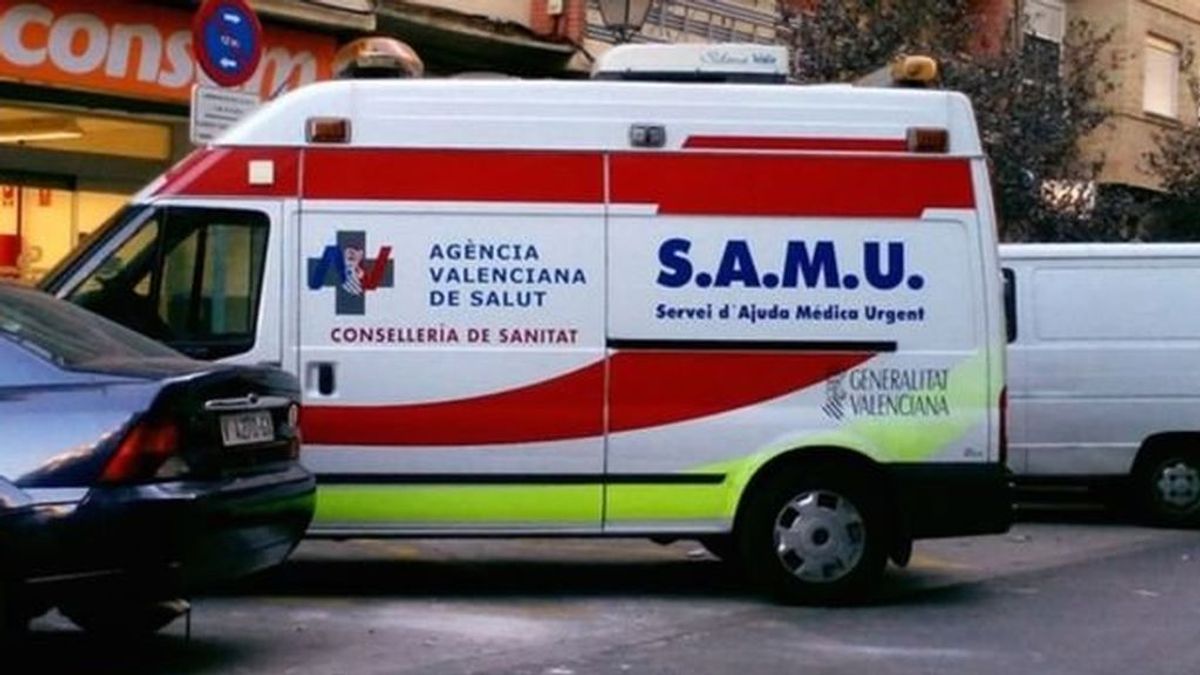 Cinco miembros de una familia, hospitalizados tras volcar su vehículo en Valencia