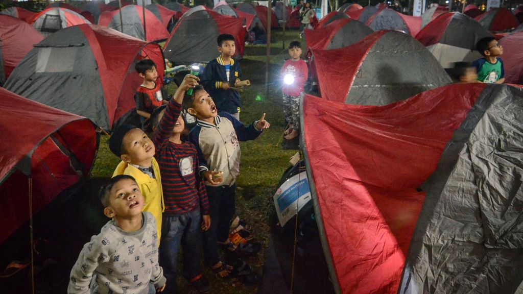 Niños indonesios miran la luna de sangre