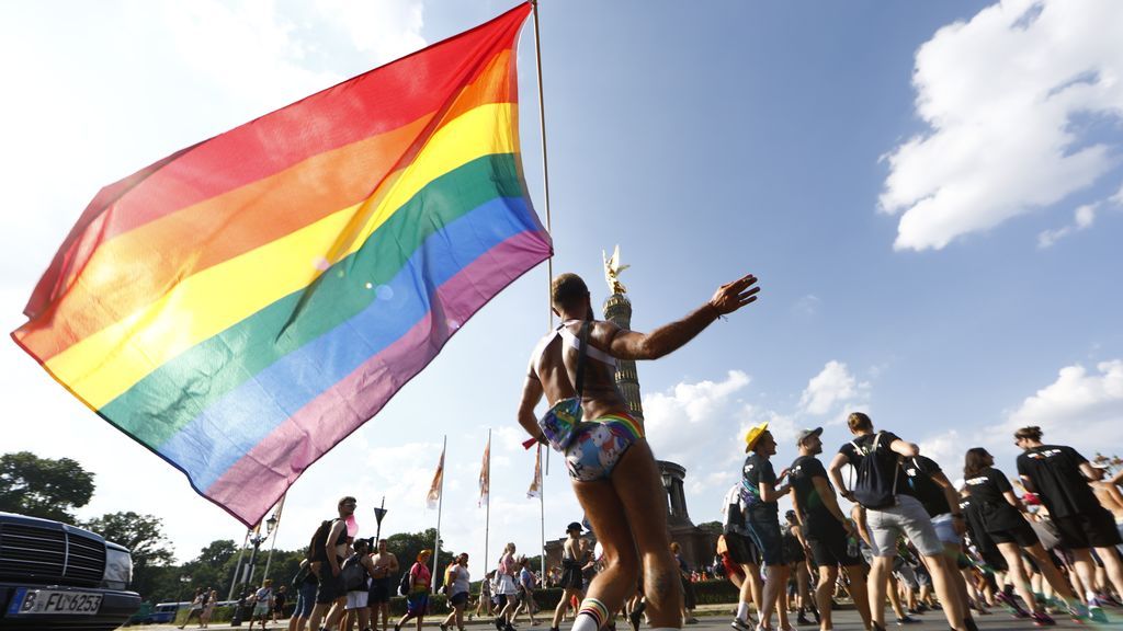 Miles de personas celebran el 40 aniversario de la marcha del Orgullo Gay berlinés