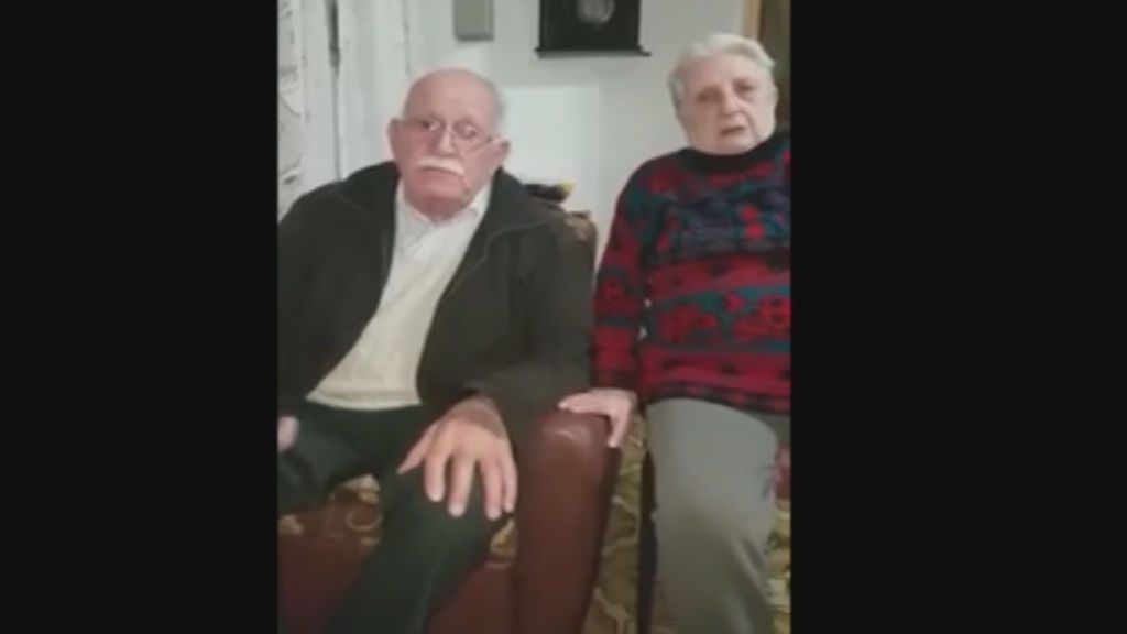 Una pareja de ancianos piden que le devuelvan a su perrita robada a cambio de su pensión
