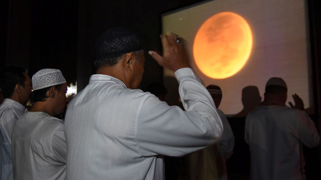 Oración bajo el eclipse total de Luna más largo del siglo