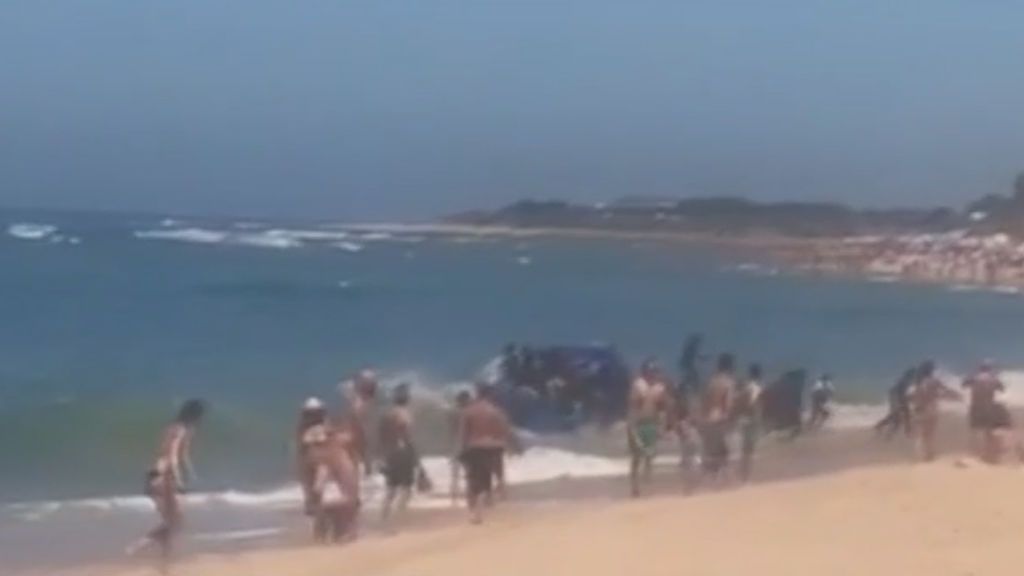 Un centenar de inmigrantes llegan en patera a la playa gaditana de Zahora ante la atónita mirada de los bañistas