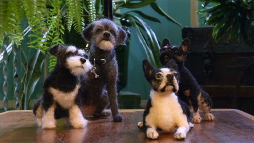 Una entusiasta de los perros crea réplicas de mascotas con aguja e hilo