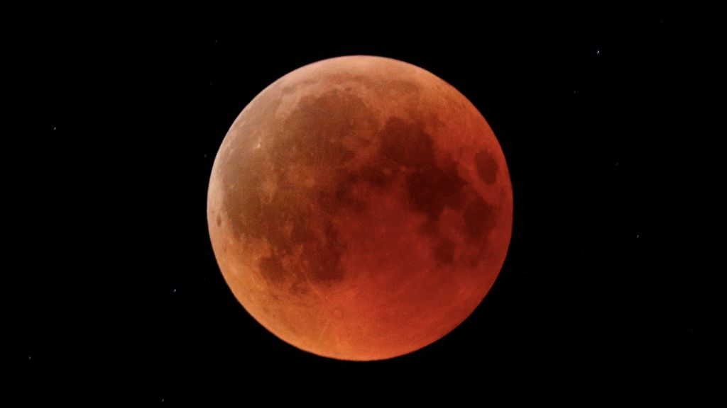 El color rojizo de la Luna