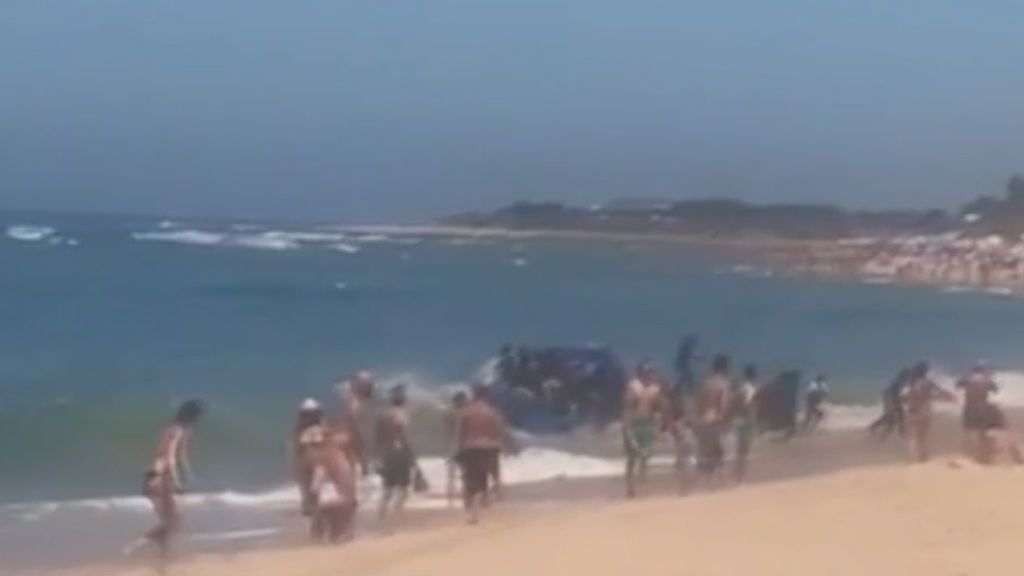 Desembarco de un centenar de inmigrantes a una playa de Cádiz ante la atónita mirada de los bañistas