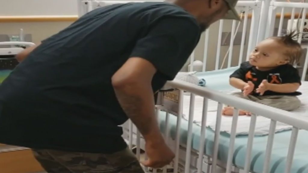 Así celebra un padre la recuperación de su bebé de la quimioterapia