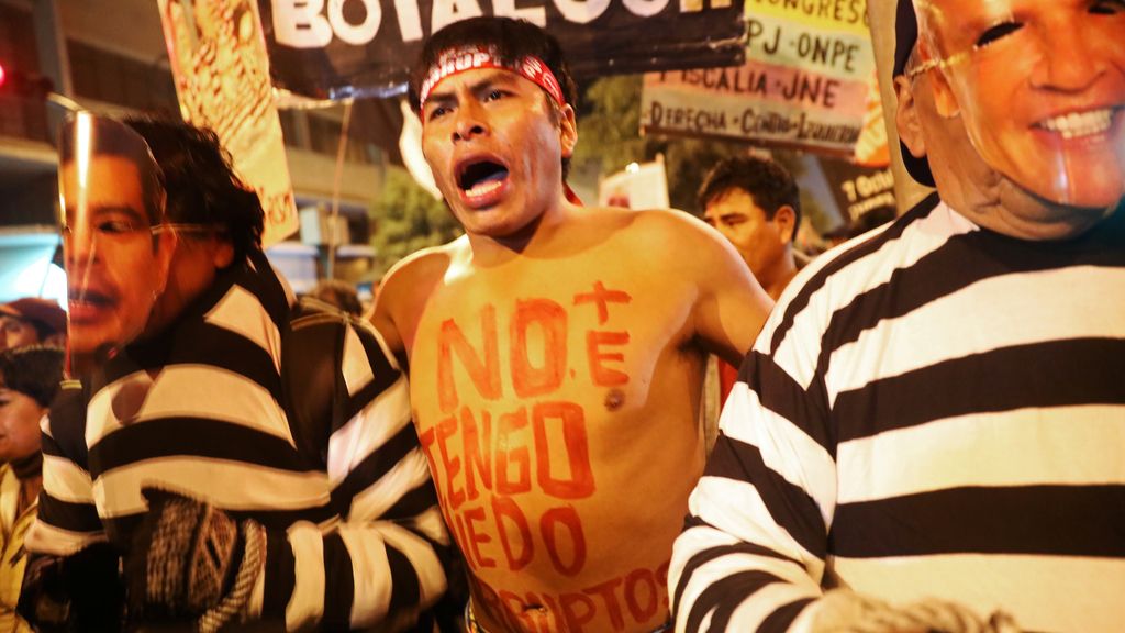 Manifestantes con máscaras protestan contra la corrupción en Perú
