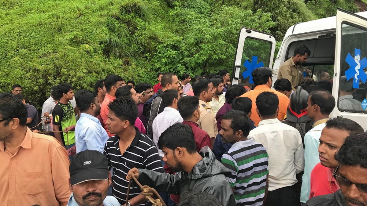 Mueren 33 personas tras despeñarse un autobús en India
