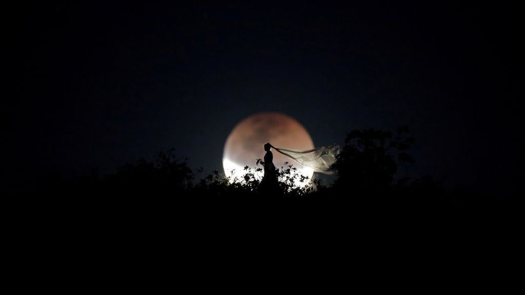 Una novia posa durante un eclipse lunar