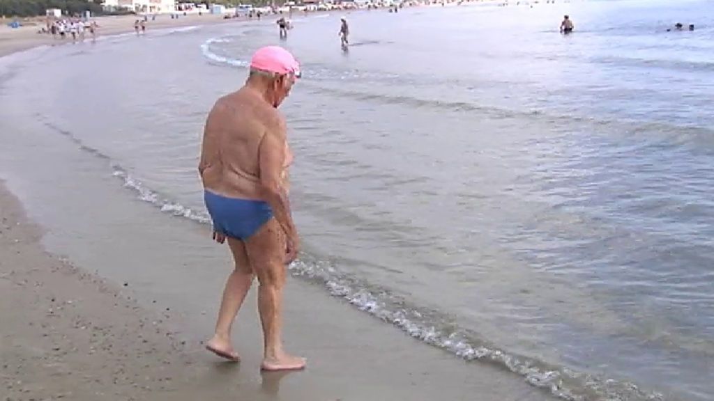 Ruperto Sanjuan, el nadador más veterano de la travesía al puerto de Valencia con 95 años