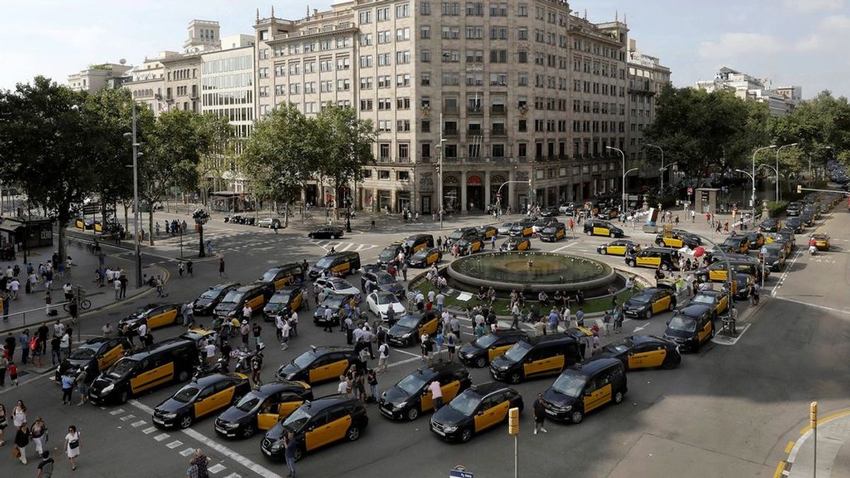 Los taxistas que protestan contra la concesión de licencias VTC (alquiler de vehículos con conductor) usadas por las empresas Uber y Cabiby han vuelto a cortar el tráfico en la Gran Vía de Barcelona