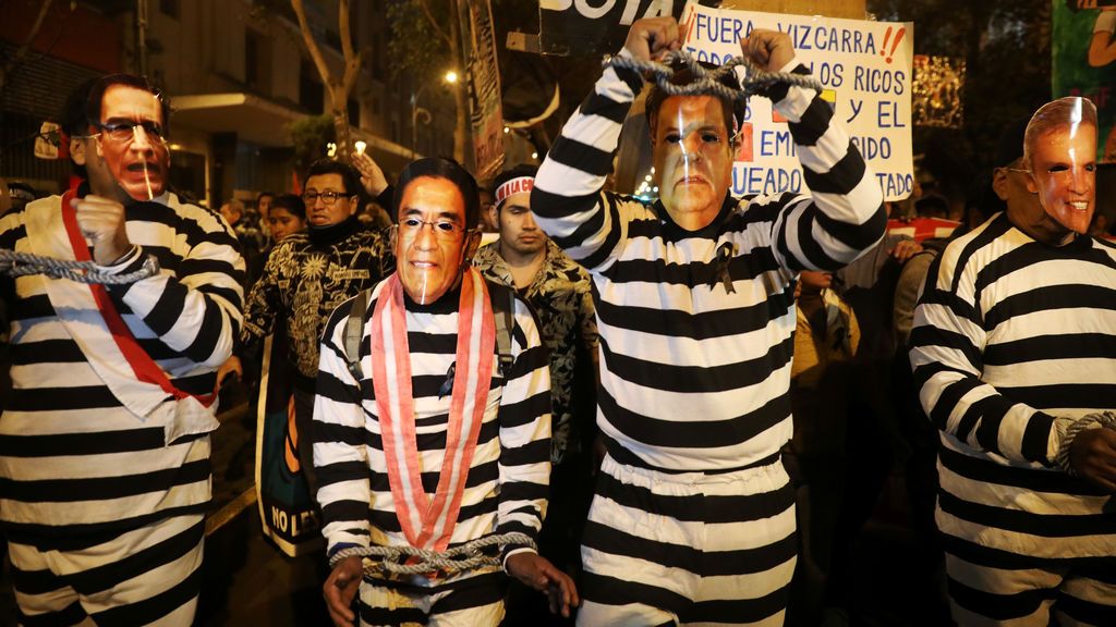 Miles de peruanos se enfrentan a la Policía exigiendo el fin de la corrupción