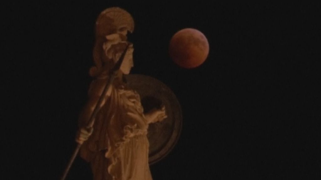 La luna se tiñe de rojo gracias al eclipse lunar más largo del siglo