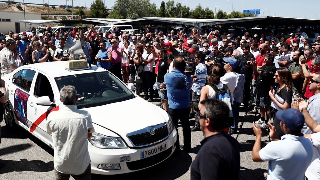 Los taxistas establecen paros indefinidos en Madrid para apoyar la huelga de Barcelona