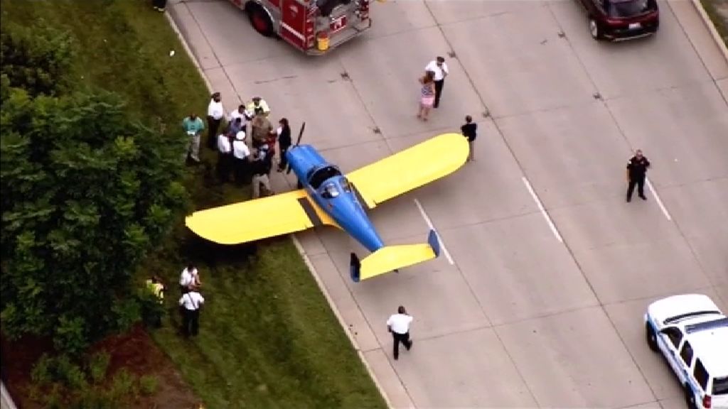 Aterrizaje de emergencia de una avioneta en mitad de una carretera en Chicago