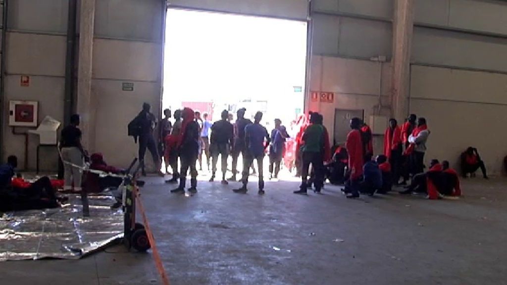 La llegada masiva de pateras colapsa los centros para migrantes en España