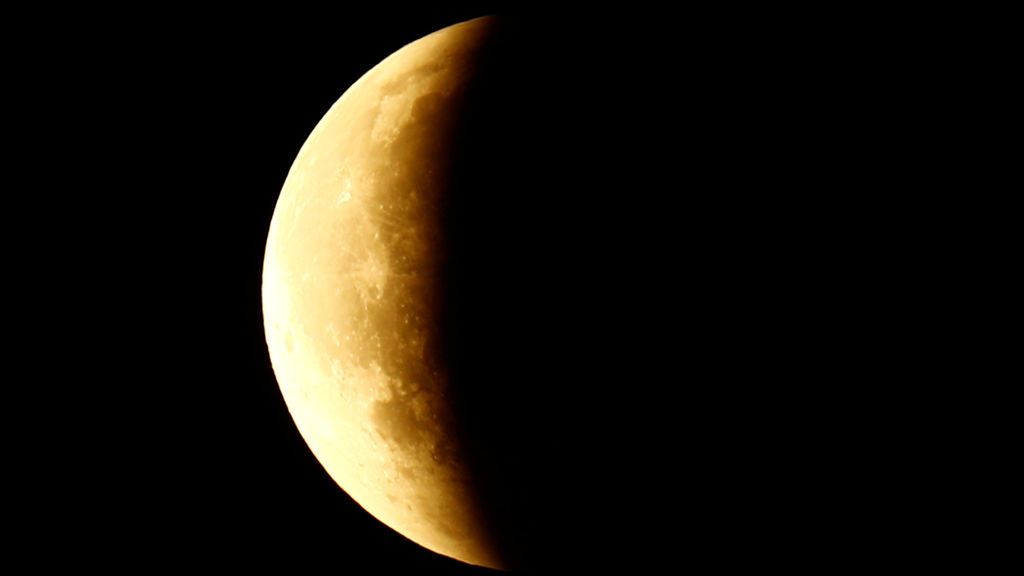 La luna desaparece durante su eclipse total