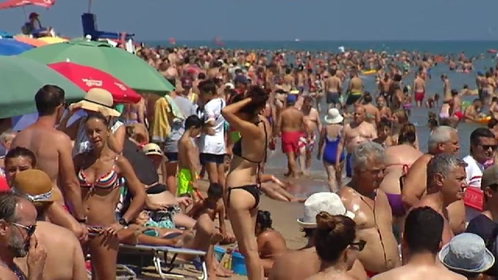 Miles de turistas abarrotan las playas españolas en el último fin de semana de julio