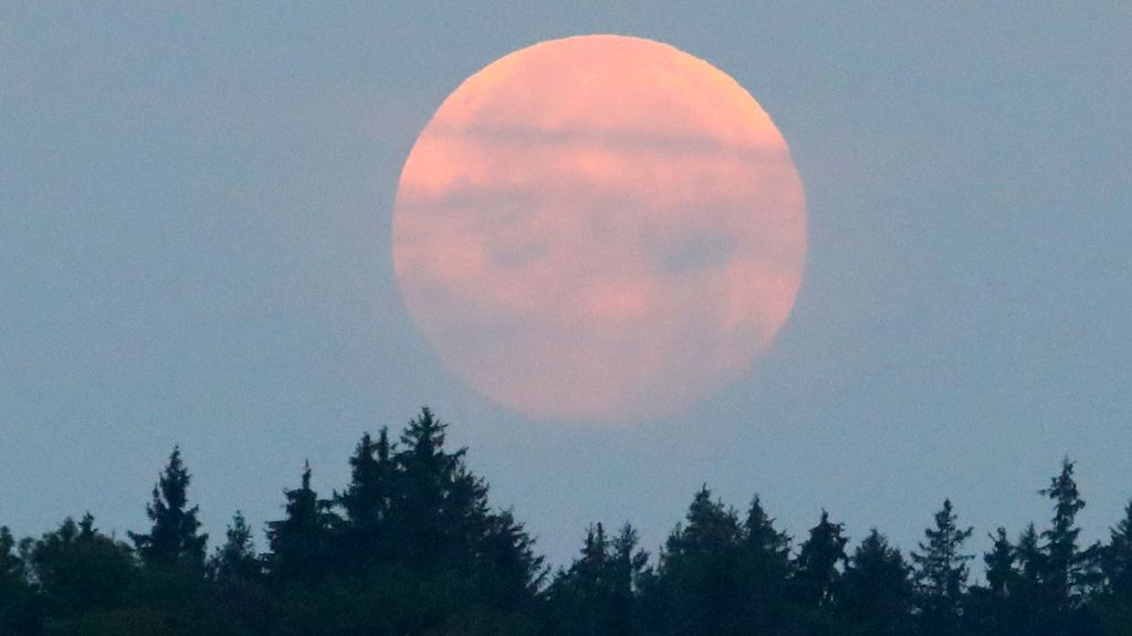 Las nubes empañan la observación de la luna de sangre