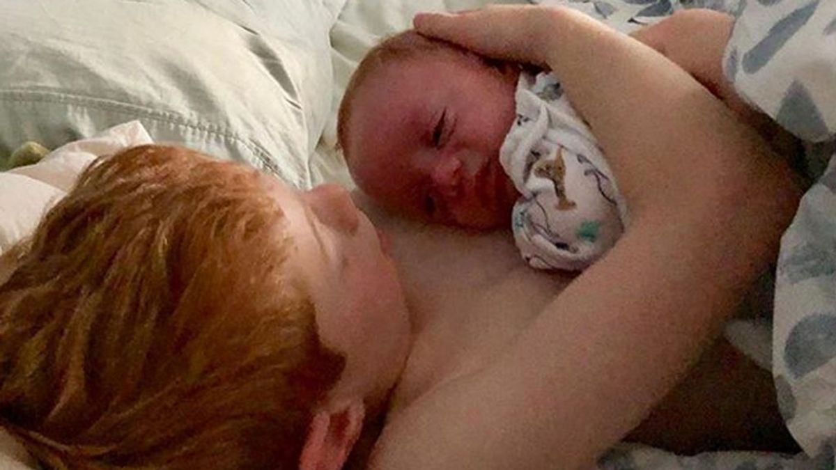 El emotivo momento ‘piel con piel’ de un niño con su hermano recién nacido