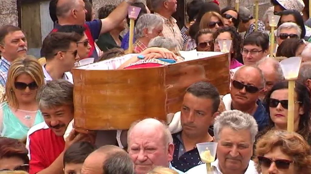 Los fieles procesionan con féretros para celebrar Santa Marta en Pontevedra