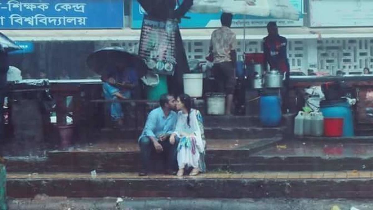 Un fotógrafo pierde su trabajo por plasmar el beso de una pareja en Bangladés