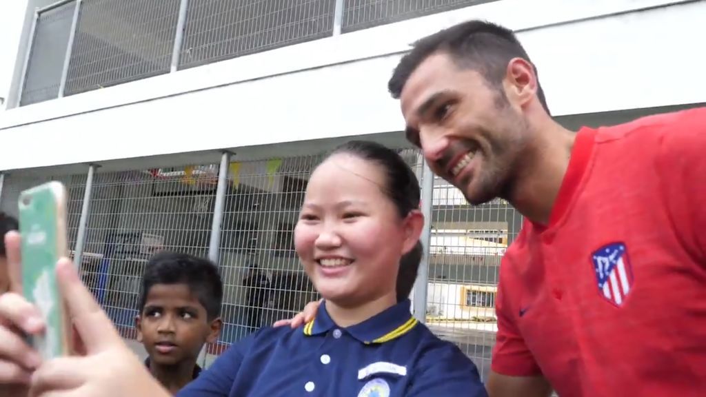 Los jugadores del Atleti juegan un partido en una escuela de fútbol en Singapur: sus caras lo dicen todo 😍⚽ Los jugadores del Atleti juegan un partido en una escuela de fútbol en Singapur: sus caras lo dicen todo 😍⚽