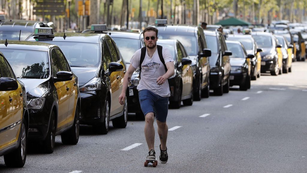 Los taxistas amenazan con "paralizar la economía del país" si Fomento no acepta sus exigencias