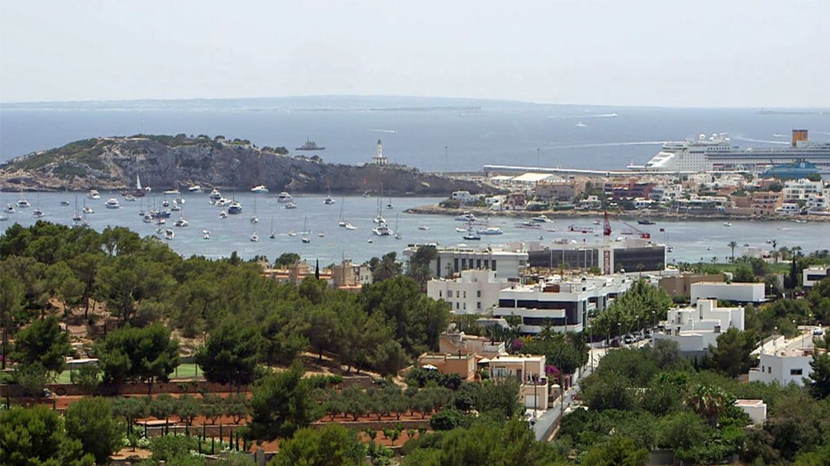 El contraste de Ibiza: La isla de los millonarios y de los trabajadores sin techo