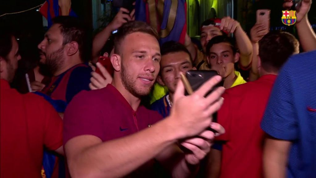 El detalle del Barcelona con los fans que les esperaban en Dallas