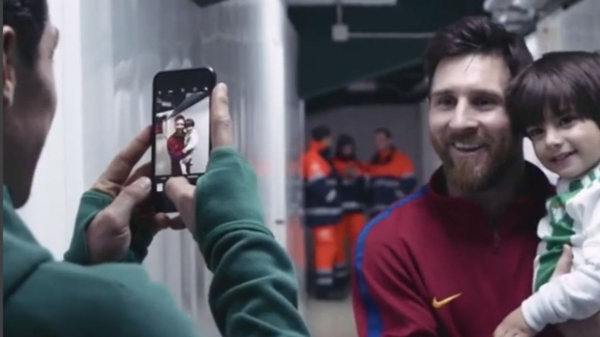 La impagable cara de felicidad del hijo de Guardado al conocer a Messi