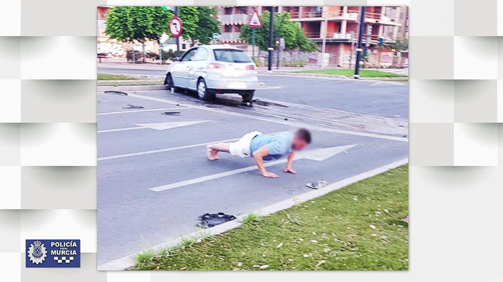 Un hombre hace flexiones en pleno asfalto para evitar dar positivo en un test de alcoholemia