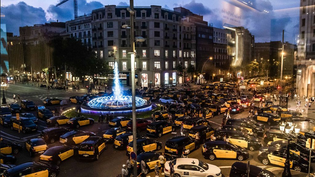 Los taxistas de Barcelona protagonizan otra noche de bloqueo en las calles