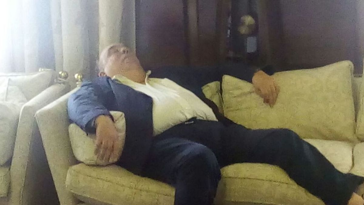 Un concejal de Zaragoza genera polémica tras quedarse dormido durante un pleno