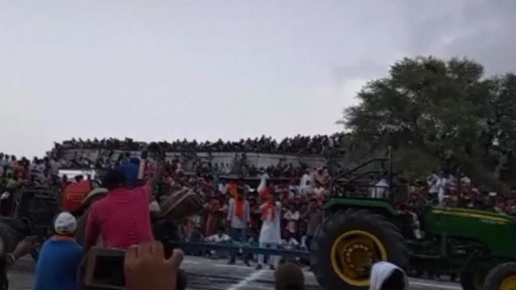 Caos en una carrera de tractores en la India al desplomarse una grada con espectadores