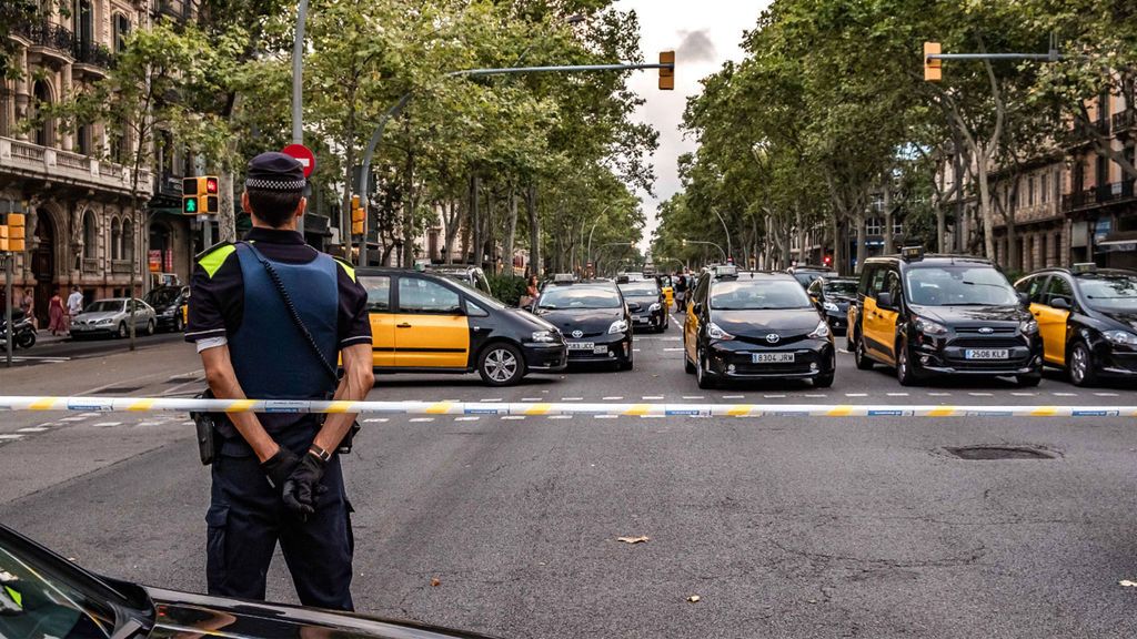 Los taxistas mantienen su protesta contra la invasión de licencias de Uber y Cabify