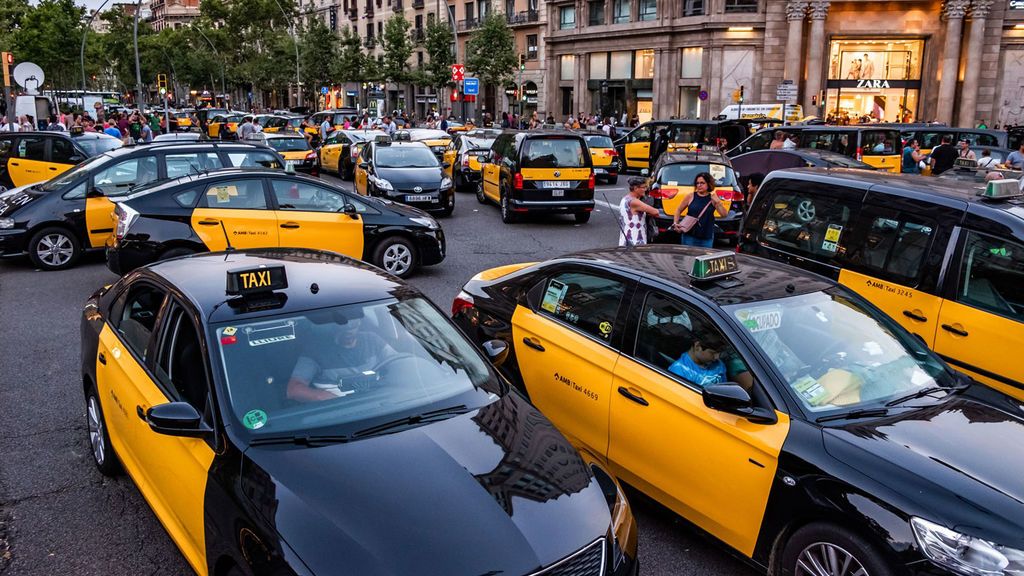 Los taxistas piden la paralización de licencias de vehículos con conductor