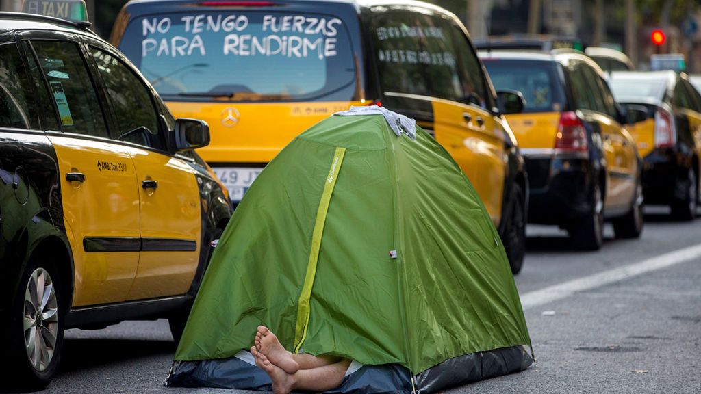 Continúa la huelga de taxistas en una Barcelona colapsada: “No se va a mover nadie”