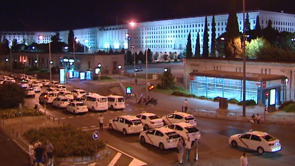 Los taxistas en Madrid mantienen bloqueada la Castellana, a pesar de las promesas del Gobierno